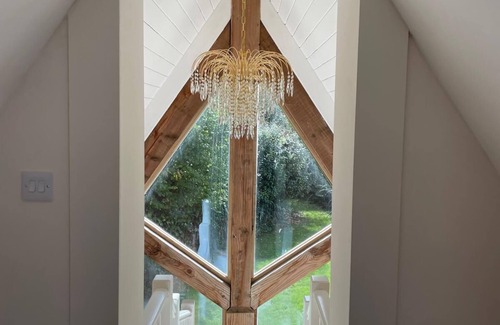 Leckhampton Cottage | Cosy Woodland Retreat | 10 mins from Cheltenham Promenade | Dog Friendly