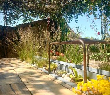 Sainte-Suzanne-and-Chammes Bed & Breakfast | Coté jardin