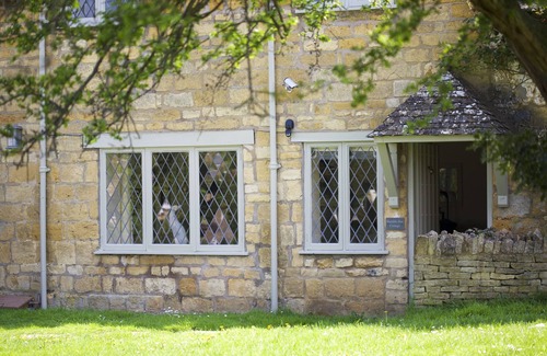 Broadway Cottage | Cotswold stone cottage in the centre of Broadway village with parking