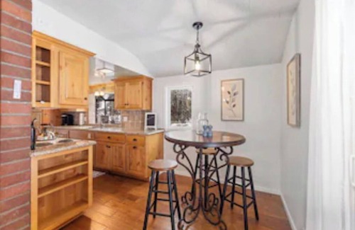 Quincy House | Cottage at the bottom of the mountain