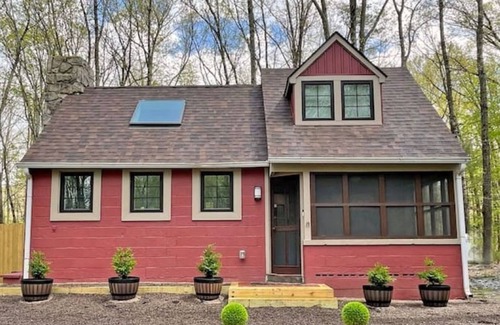 White Mills Cottage | Cottage by Lake Wallenpaupack with Hot Tub