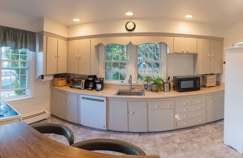Cape Elizabeth House | Cottage by the Sea - Steps to Crescent Beach, a Quick Drive to Portland
