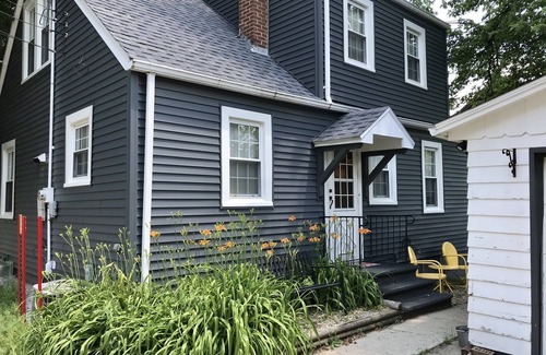 La Salle House | Cottage Charm, 3 Bedrooms - 10 Minutes to Starved Rock!