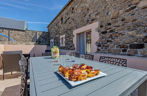 Guilers House | Cottage 'Gite 8 Pers Au Calme - 9kms Plages' with Shared Terrace, Private Garden and Wi-Fi