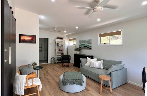 Macmasters Beach Cottage | Cottage Hill Creek: guest house near beach & bush