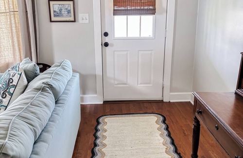 Georgetown Cottage | Cottage In Downtown Georgetown Within Walking Distance Of Shops and Restaurants