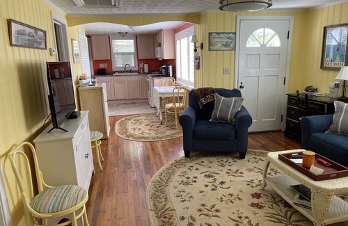 Buckeye Lake Cottage | Cottage in resort style area, across from Buckeye Lake bars/restaurants!