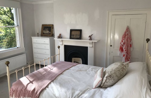 Newton St Loe House | Cottage in the City. Quiet spot, 5 minute walk from beautiful Bath