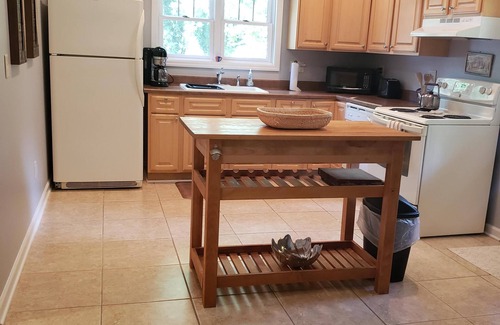 Royal Pines House | Cottage in the Shade, Private and Convenient