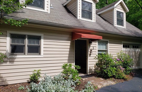 Royal Pines House | Cottage in the Shade, Private and Convenient