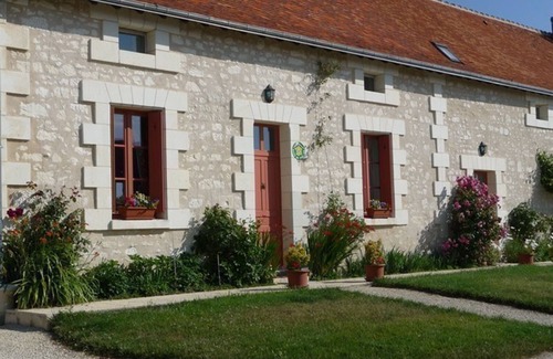 Saint-Senoch Cottage | Cottage in Touraine with fireplace and garden near Loches