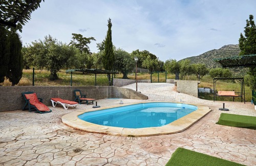 Castillo de Locubin Cottage | Cottage 'Majolero 2' with Shared Pool, Wi-Fi and Air Conditioning