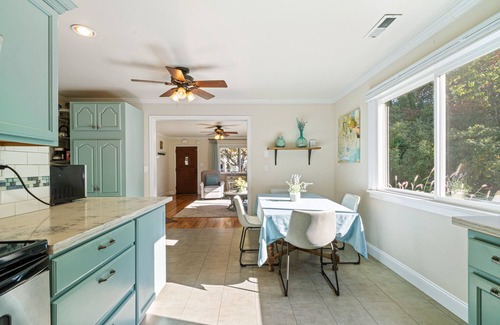 Vancouver House | Cottage near Vancouver Lake! Cozy, Clean, & Comfortable w/new Pickleball Court!