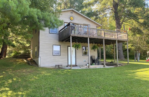 Evart Cottage | cottage on a lake (3 bedrooms and 2 bathrooms)