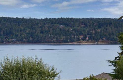 Sequim House | Cottage on the Bay- Hot Tub, Beach, Dock, Kayaks