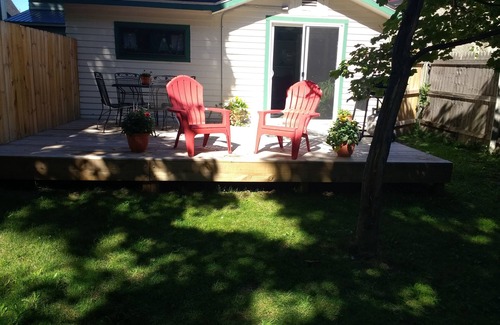Marquette House | Cottage retreat 1/2 block to beach & bike path! Includes 2 bikes. Bring the dog!