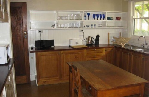 Queenscliff House | Cottage short walk to main street and Santa Casa beach