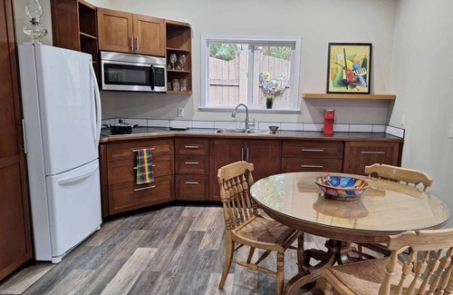 Cobble Hill Apartment | Cottage/Studio in Cobble Hill Village - hiking, wineries and more