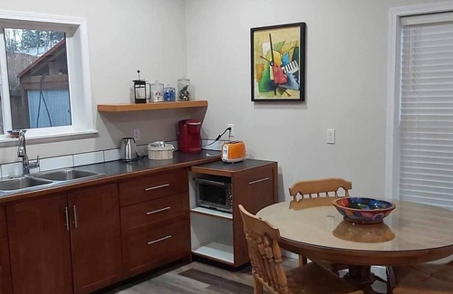 Cobble Hill Apartment | Cottage/Studio in Cobble Hill Village - hiking, wineries and more