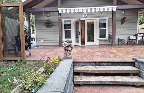 Cobble Hill Apartment | Cottage/Studio in Cobble Hill Village - hiking, wineries and more