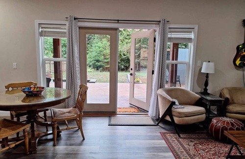 Cobble Hill Apartment | Cottage/Studio in Cobble Hill Village - hiking, wineries and more