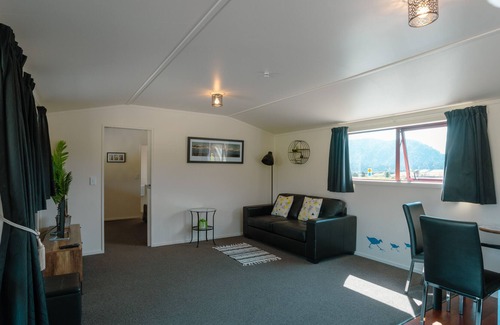 Franz Josef Glacier Cottage | Cottage Tahi offers spectacular mountain views from the patio