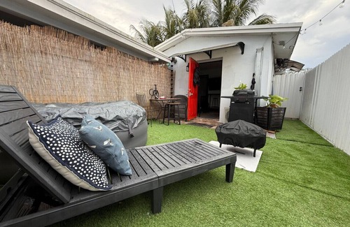 Miami Gardens Condo | Cottage w/Private Firepit, Entrance, Pking & BBQ