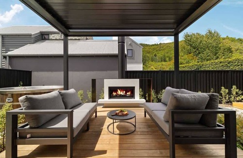 Arrowtown House | Cottonwood Villa | Outdoor spa pool, fireplace, and BBQ