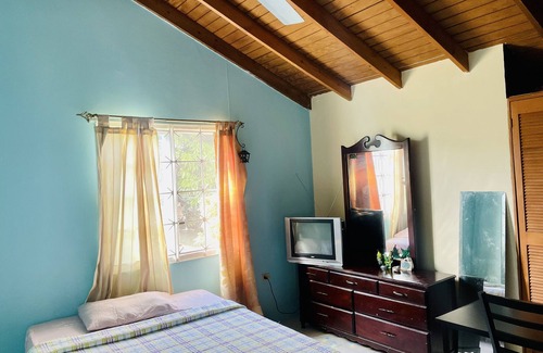 Rhyne Park Village Cottage | Cotttage on the Hill