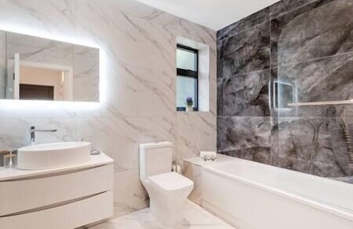 Coulsdon West Apartment | Coulsdon -Entire 1BR Flat, Covered Balcony - Walk to Station