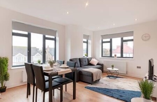 Coulsdon West Apartment | Coulsdon -Entire 1BR Flat, Covered Balcony - Walk to Station