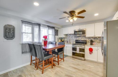 Country Club Hills House | Country Club Hills Home Walk to Rec Center!