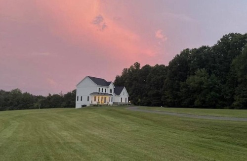 Fredericksburg House | Country Farm House on 5 Acres w/Lake Views: Peace- Off the Beaten Path