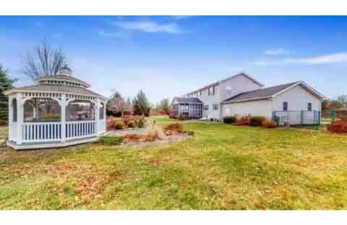 Town of Clermont House | Country Home w/4bdrms (king) & sizable pool in Hudson Valley