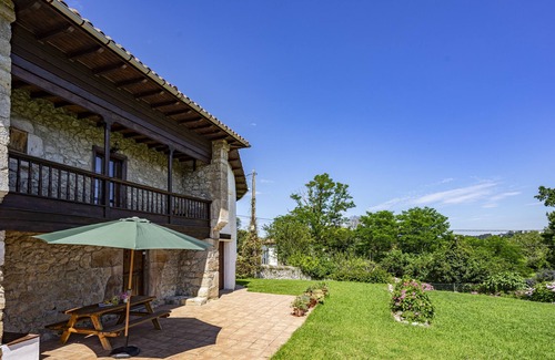Villanueva de Pria House | Country House 'Casa María Mérica' with Private Garden and Wi-Fi