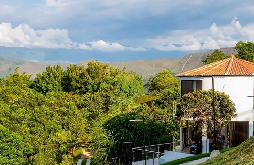 Melgar House | Country house, amazing view to the mountains, jacuzzi and waterfalls!