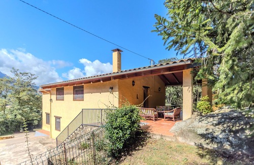 La Vall d'en Bas House | Country House 'Can Guidic' with Mountain View, Private Pool and Wi-Fi