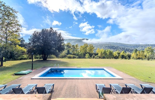 La Vall d'en Bas House | Country House 'Can Mestrehumà' with Private Pool, Private Terrace and Private Garden
