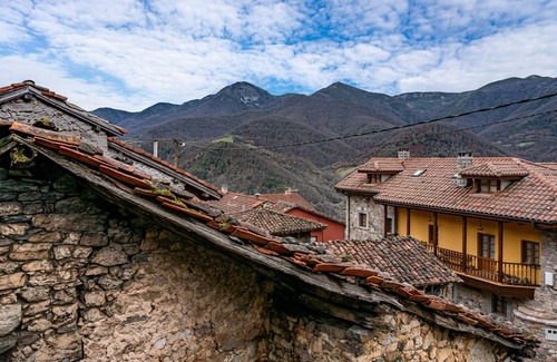 Fresnedo House | Country House 'La Congosta Mágica Aldea De Montaña' with Mountain View, Shared Terrace and Wi-Fi