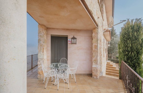 Castrojimeno House | Country House 'La Panera' with Mountain View, Private Terrace and Wi-Fi