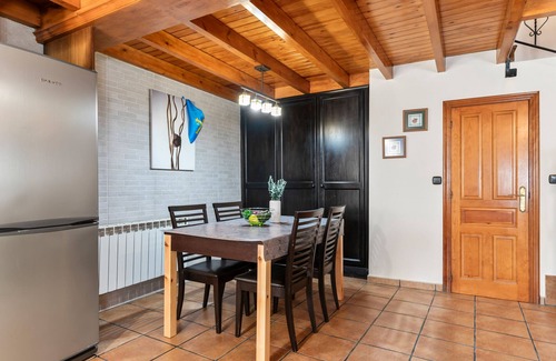 Soto de las Duenas House | Country House 'Nuberu' with Mountain View, Wi-Fi and Air Conditioning