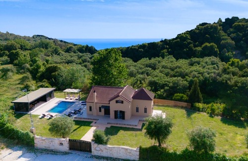 Lefkimmi Villa | Country House 'Queen Alla' with Mountain View, Wi-Fi and Air Conditioning