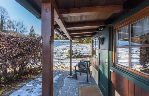 Siegsdorf Cottage | Country House 'Uriges Landhäuschen' with Private Garden, Terrace, and Wi-Fi