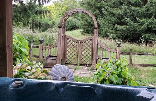Westminster House | Country in the city! Quiet, private 3 bedroom with a hot tub!