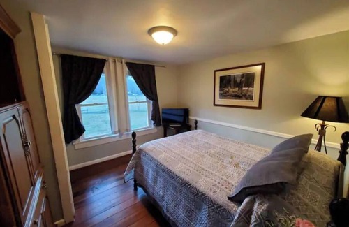 Barnardsville Other | Country Mountain Getaway! Relax, Unplug, Unwind! 110+ yr.old Renovated Farmhouse