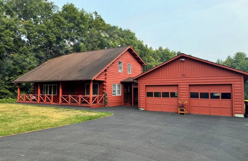 Middle Grove House | Country style log cabin on private 4 acres lot minutes from downtown Saratoga