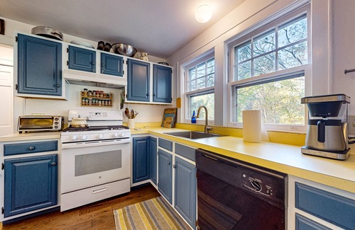 Sunderland House | Countryside mountain-view retreat with screened-in porch, near skiing & golf