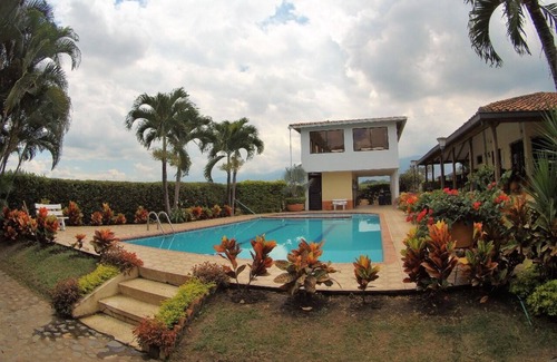 El Cerrito Villa | Countryside Retreat with Private Pool, Jacuzzi & Game Room – Near Cali