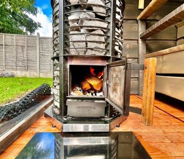 Fowlmere House | Countryside Retreat - Indoor Pool, Sauna, Hot Tub