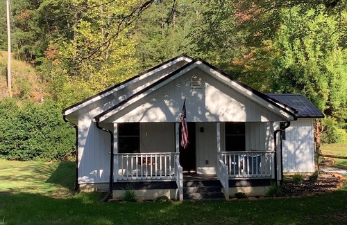 Franklin Cottage | County Cottage Fully Renovated- close to everything!